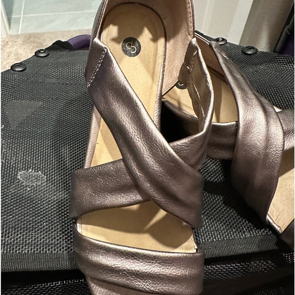 Bronze colored sandals - Picture 5 of 9